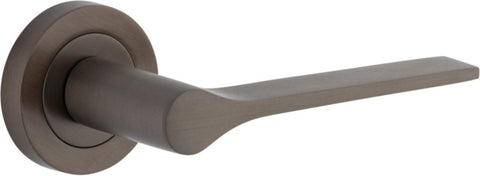 Iver Como Door Lever Handle On Round Rose - primehardware