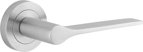 Iver Como Door Lever on Round Rose | Lever Set Only | 7 Finishes - Brushed Chrome