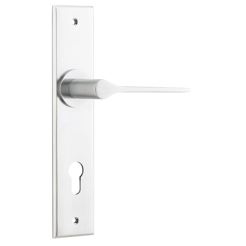 Iver Como Door Lever Handle On Chamfered Backplate - primehardware