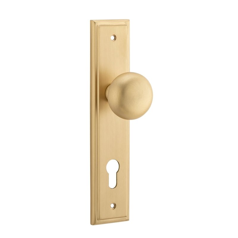 IVER Cambridge Door Knob On Stepped Backplate | Entrance Lever Set Only | 9 Finishes - Brushed Brass